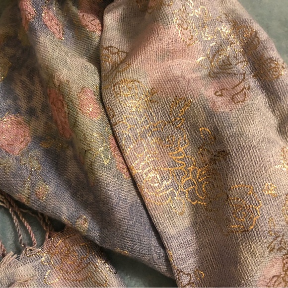 Shiny sheer tasseled classic scarf - Picture 5 of 11